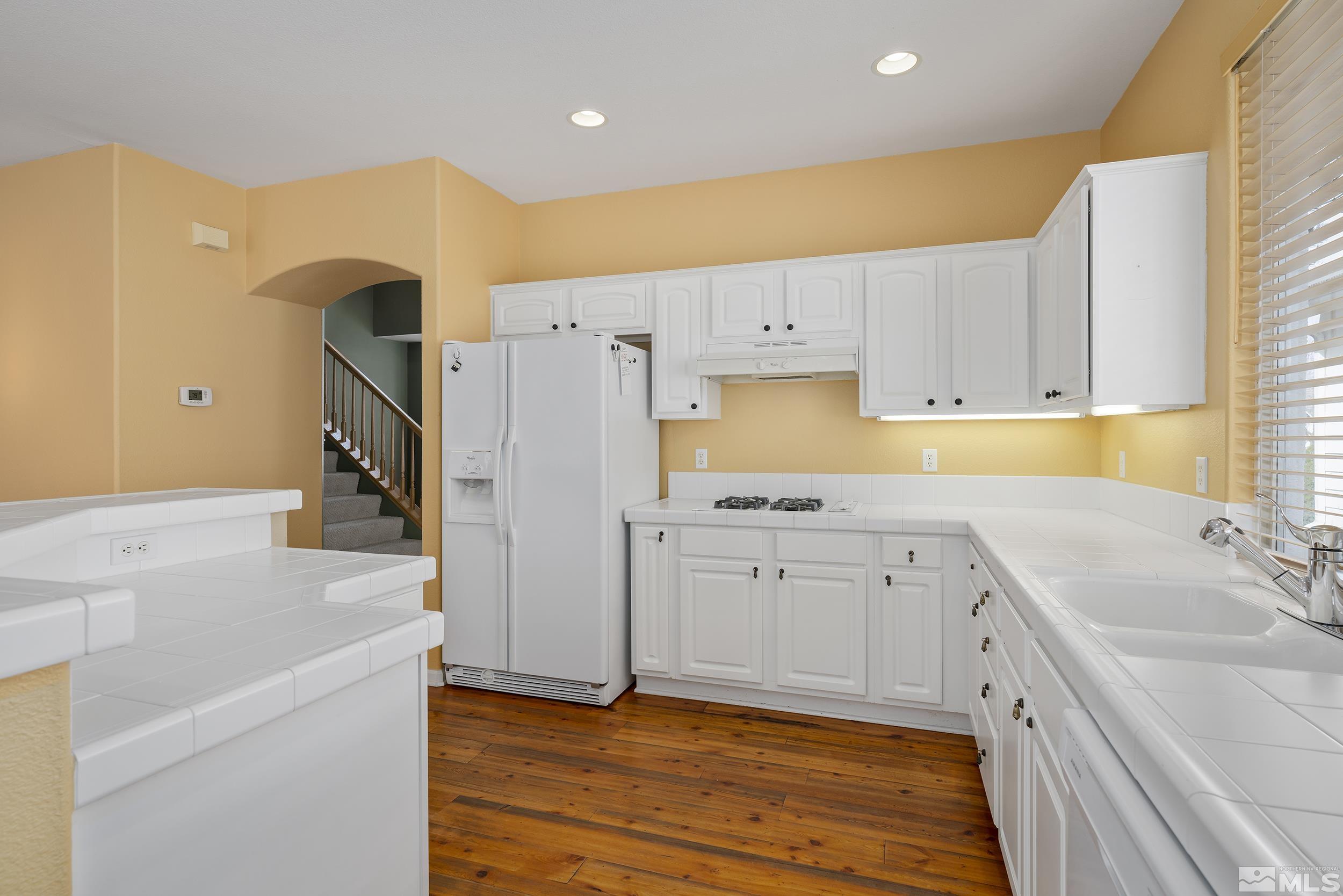 1270 Greenwich Way Reno, NV 89519 - Photo 13 of 20 a kitchen with granite countertop a sink stove and refrigerator