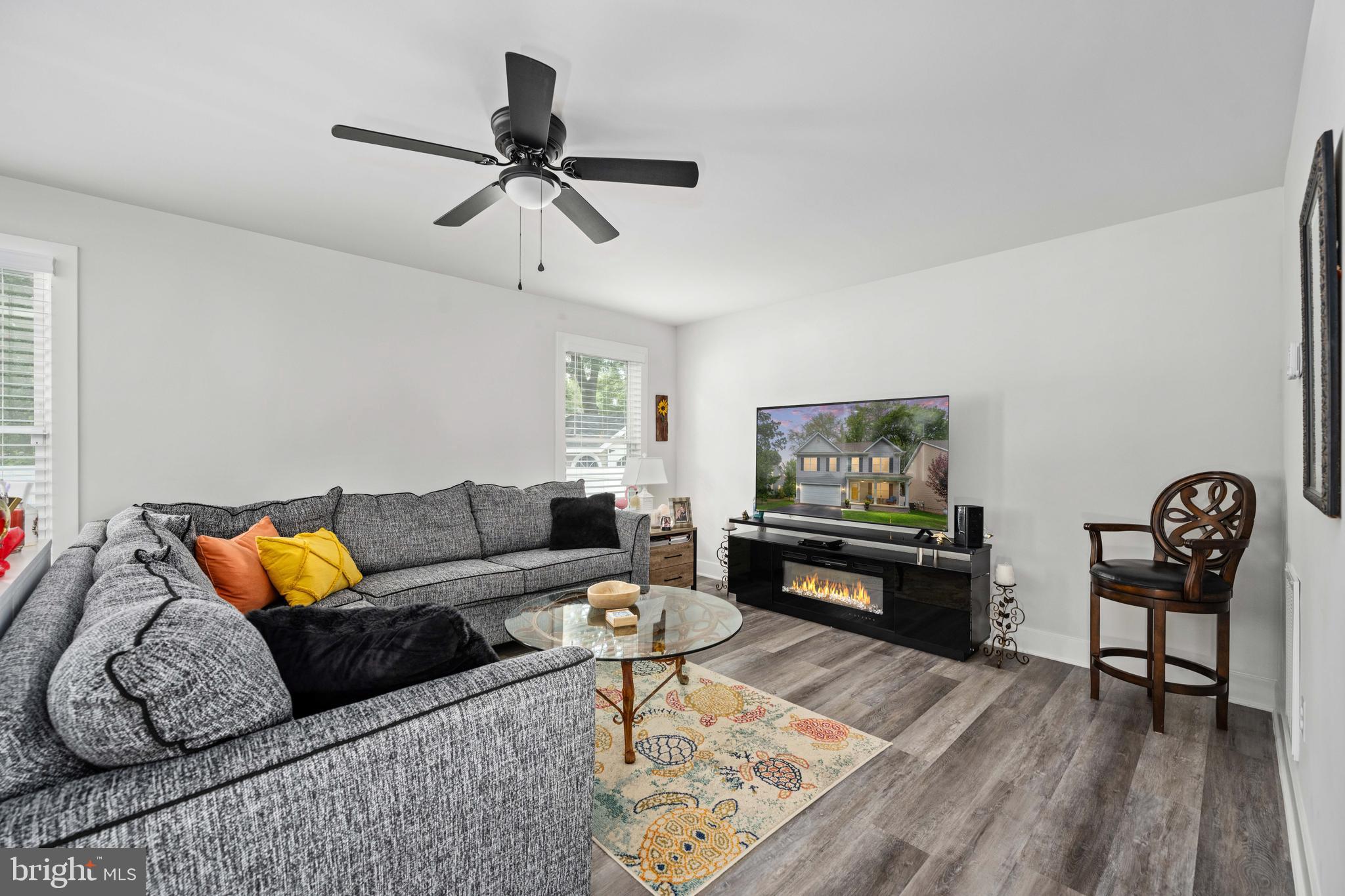 133 7th Street Colonial Beach, VA 22443 - Photo 20 of 72 a living room with furniture and wooden floor