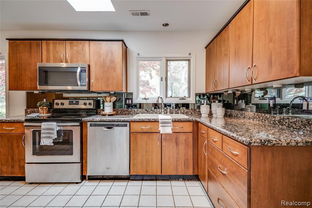 2870 West Hickory Grove Road Bloomfield Hills, MI 48302 - Photo 7 of 31