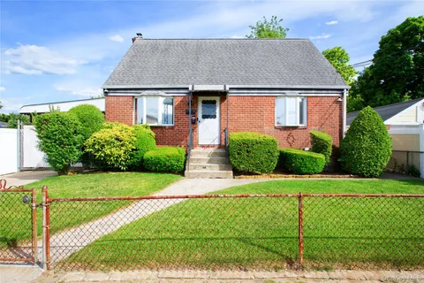 $899,000 | 138-19 Caney Lane | Rosedale