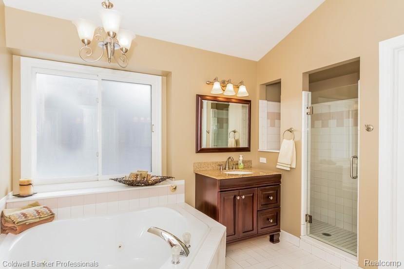 775 Dakota Court Rochester, MI 48307 - Photo 19 of 39 Master Bath with Jetted Tub