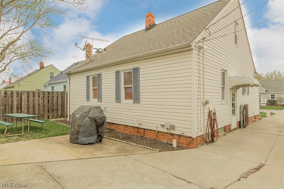 32228 Dickerson Road Willowick, OH 44095 - Photo 3 of 30