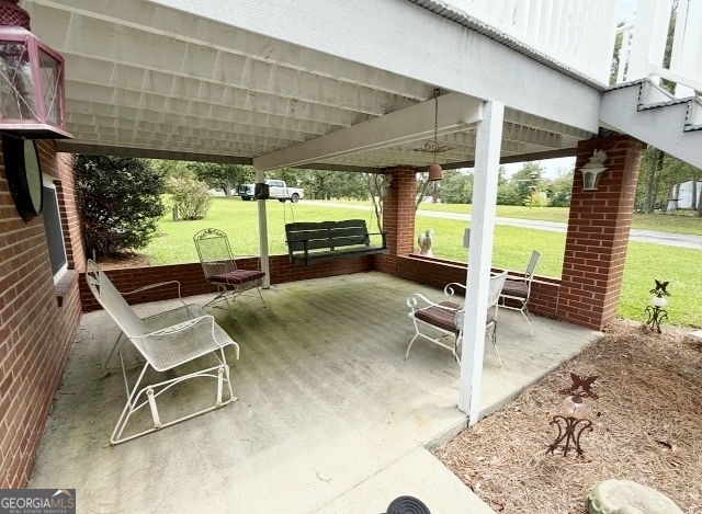 7586 Eastman Road Soperton, GA 30457 - Photo 3 of 29 a room with table and chairs