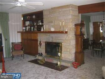 743 Byberry Road Philadelphia, PA 19116 - Photo 3 of 6 Living Room