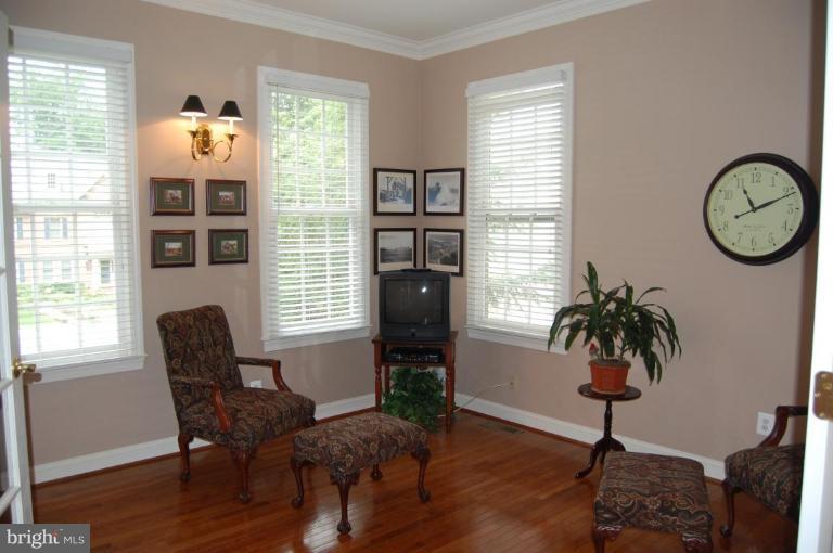 12101 North Walnut Branch Road Reston, VA 20194 - Photo 5 of 30 Living Room