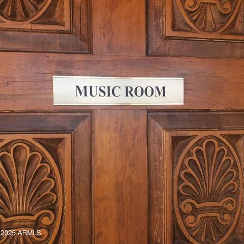 a close up of a close up view of a shower