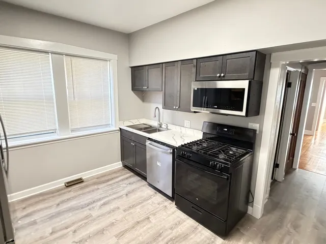 $2,100 | 4838 West Addison Street, Unit 1F, Chicago, IL 60641