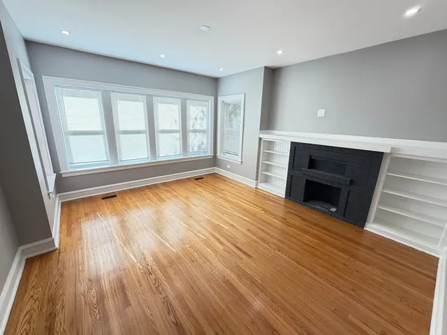 $2,100 | 4838 West Addison Street, Unit 1F, Chicago, IL 60641