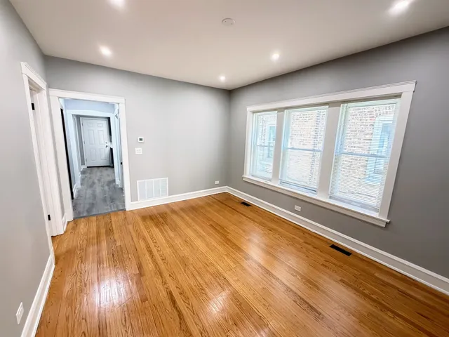 $2,100 | 4838 West Addison Street, Unit 1F, Chicago, IL 60641