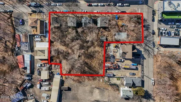 a city street filled with lots of traffic