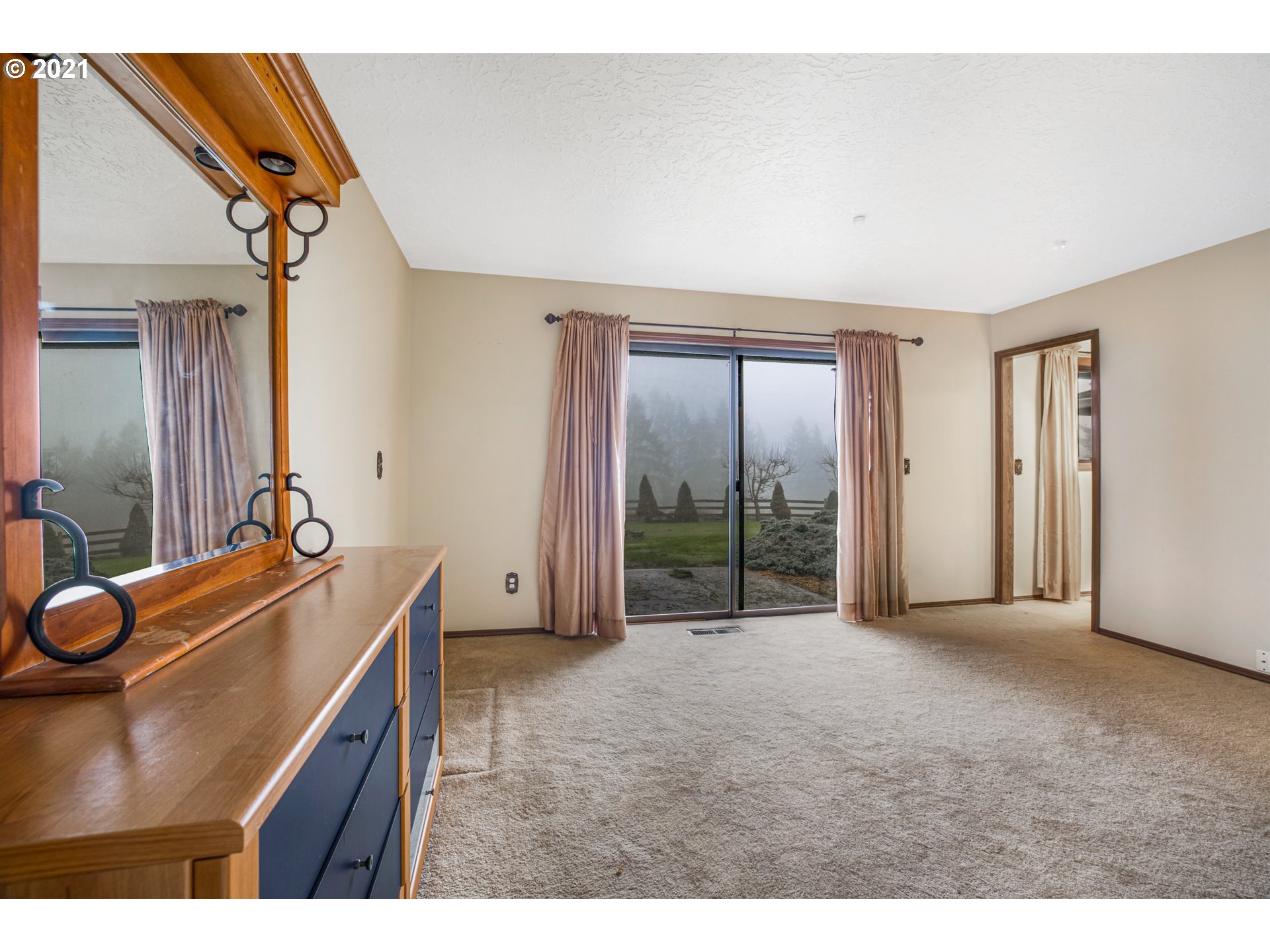 17092 South Carus Road Beavercreek, OR 97004 - Photo 18 of 32 a room with a view of living room