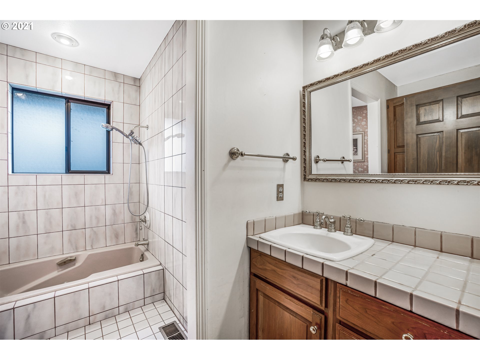 17092 South Carus Road Beavercreek, OR 97004 - Photo 21 of 32 a bathroom with a sink a mirror and a bathtub