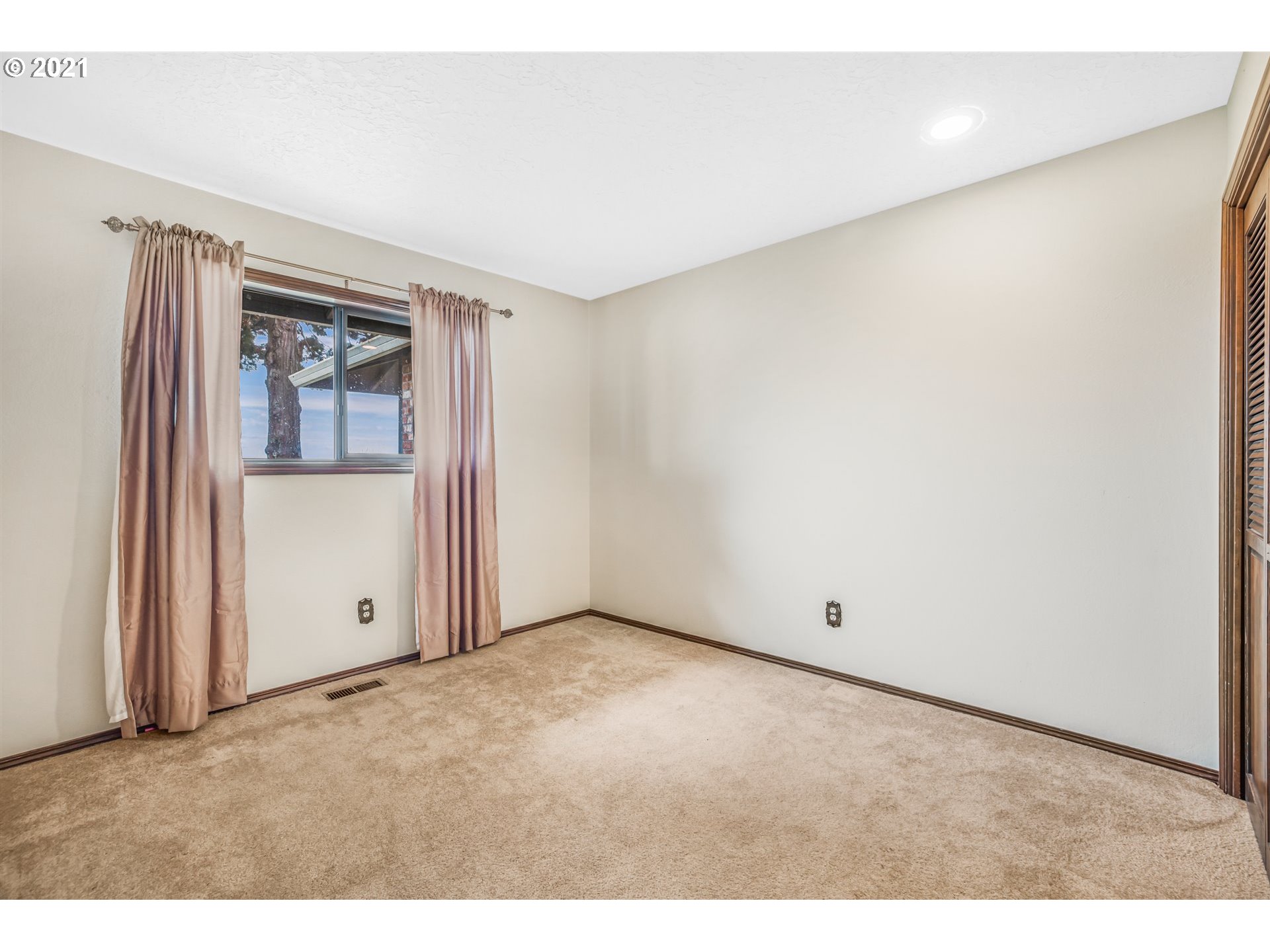 17092 South Carus Road Beavercreek, OR 97004 - Photo 22 of 32 a view of an empty room