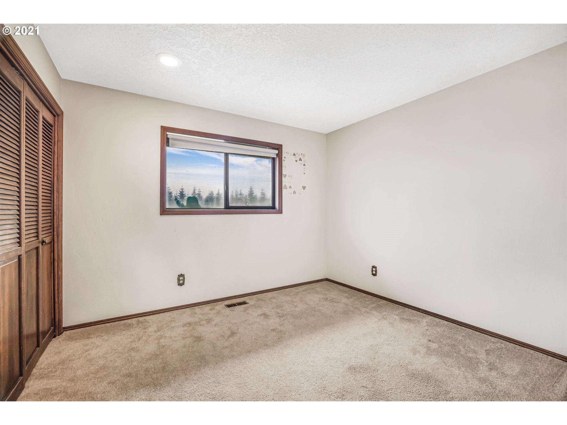 17092 South Carus Road Beavercreek, OR 97004 - Photo 23 of 32 a view of an empty room with a window