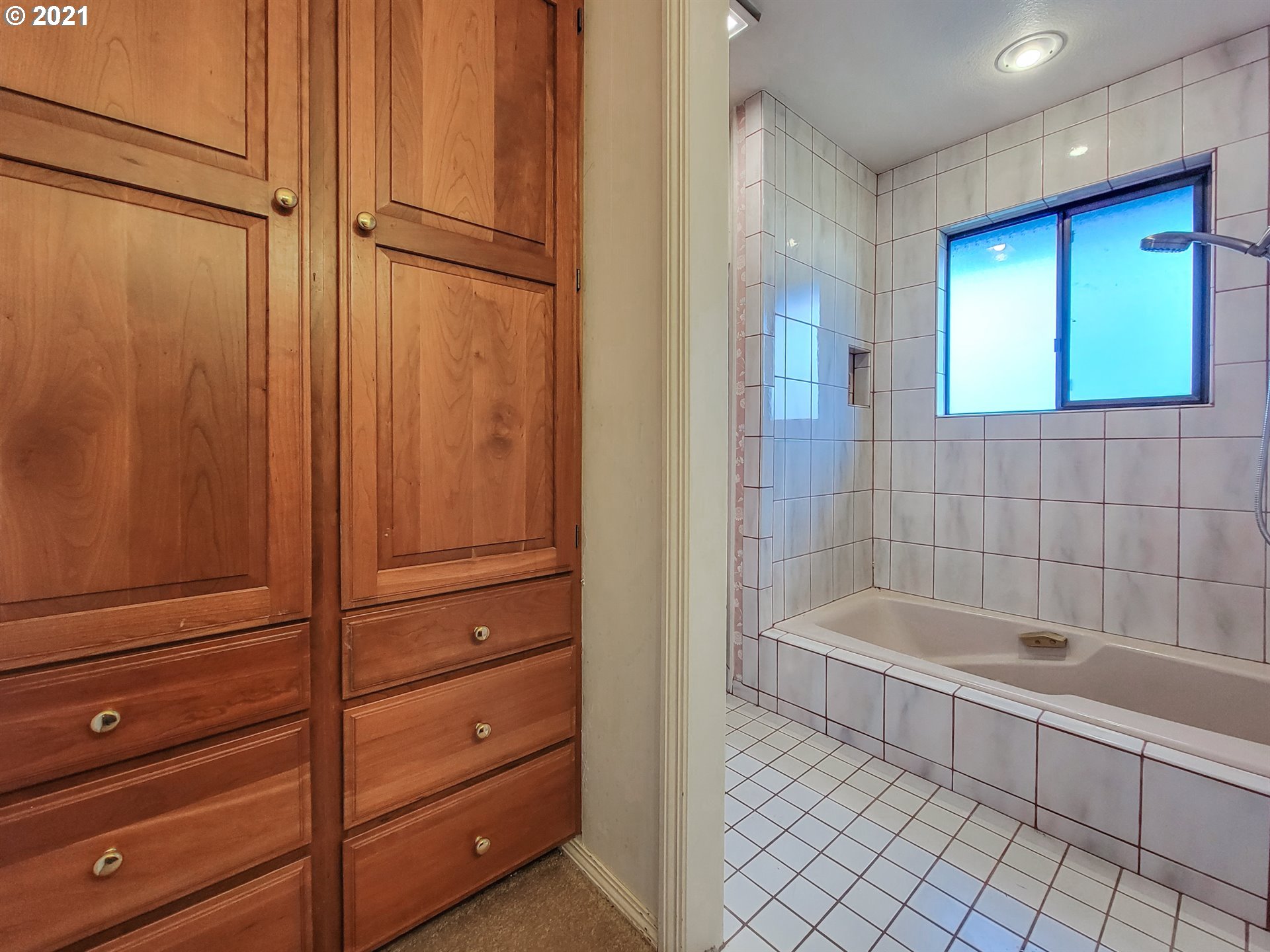 17092 South Carus Road Beavercreek, OR 97004 - Photo 24 of 32 a bathroom with a bathtub and shower