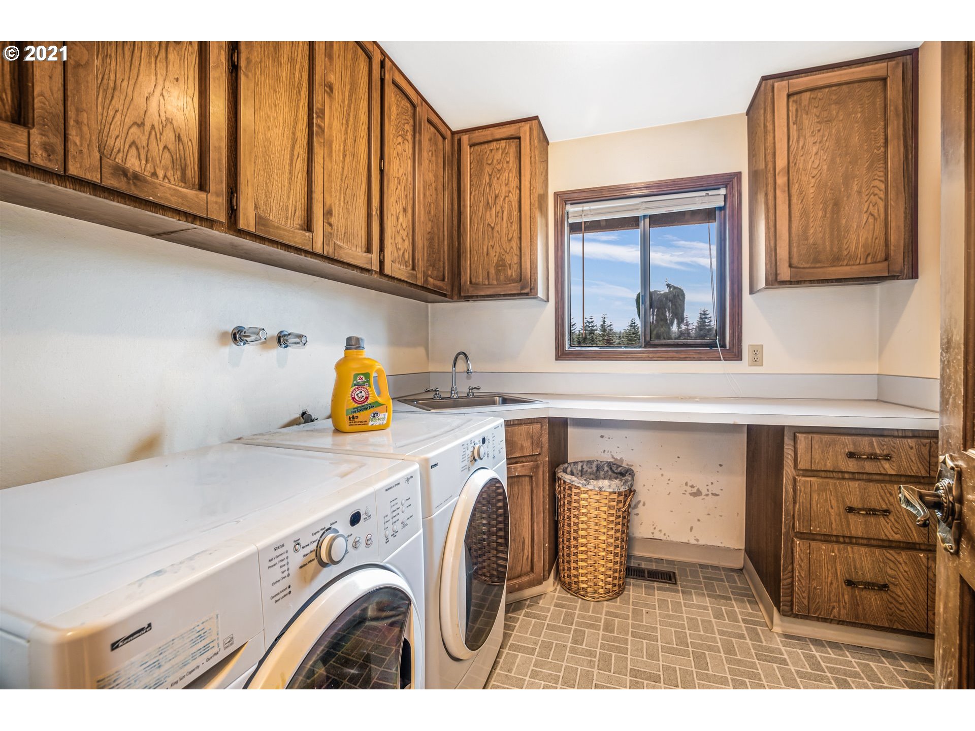 17092 South Carus Road Beavercreek, OR 97004 - Photo 25 of 32 a utility room with dryer and washer