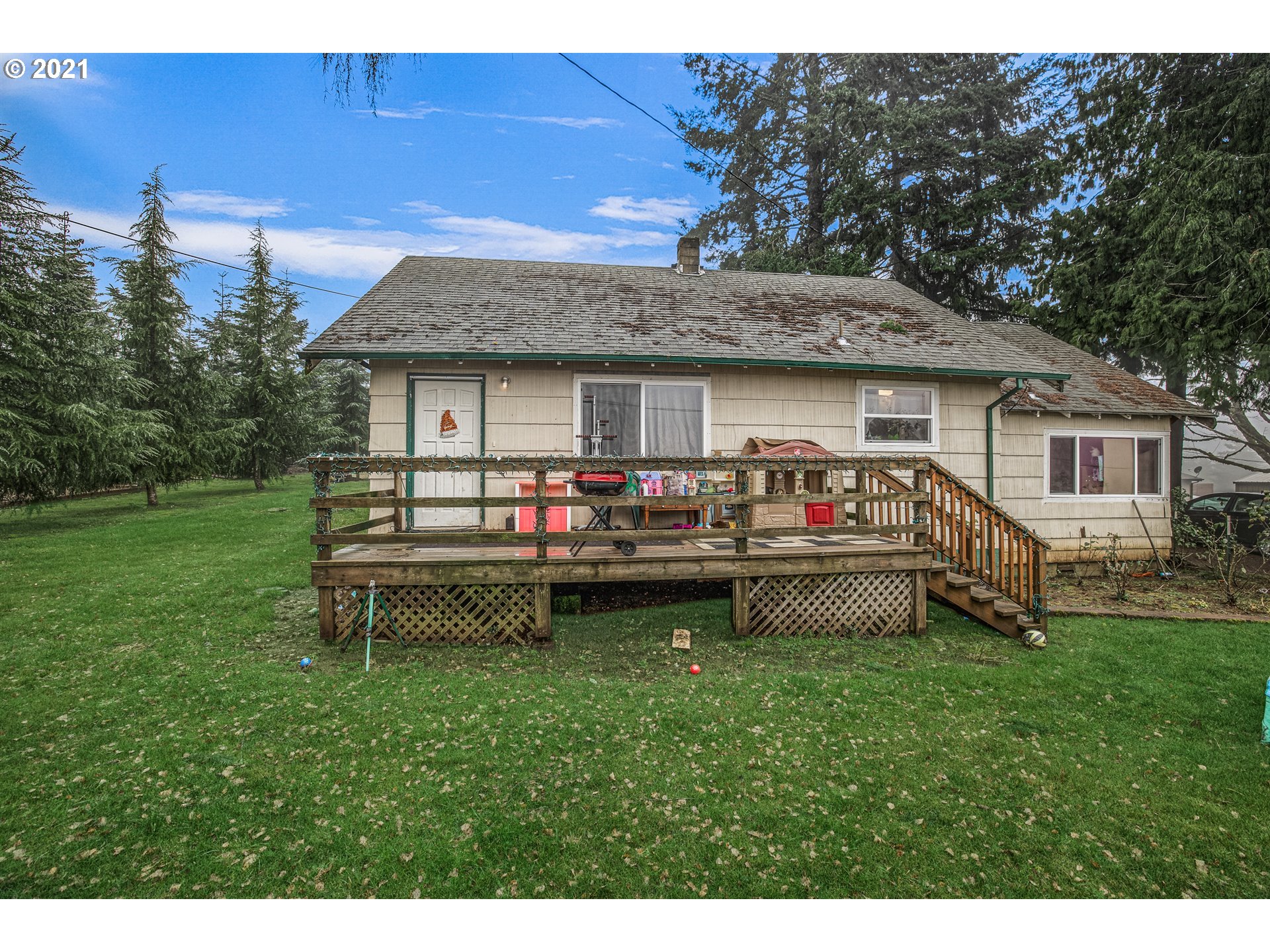 17092 South Carus Road Beavercreek, OR 97004 - Photo 29 of 32 a backyard of a house with table and chairs