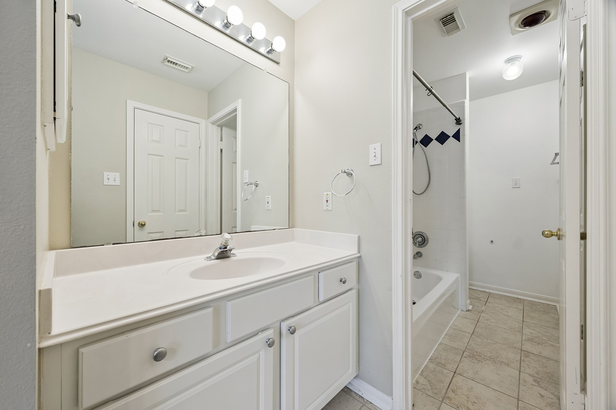 816 Anderson Street Bellaire, TX 77401 - Photo 35 of 45 Hollywood Bath