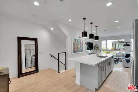 $829,000 | 2927 West Exposition Place, Unit 3, Los Angeles, CA 90018