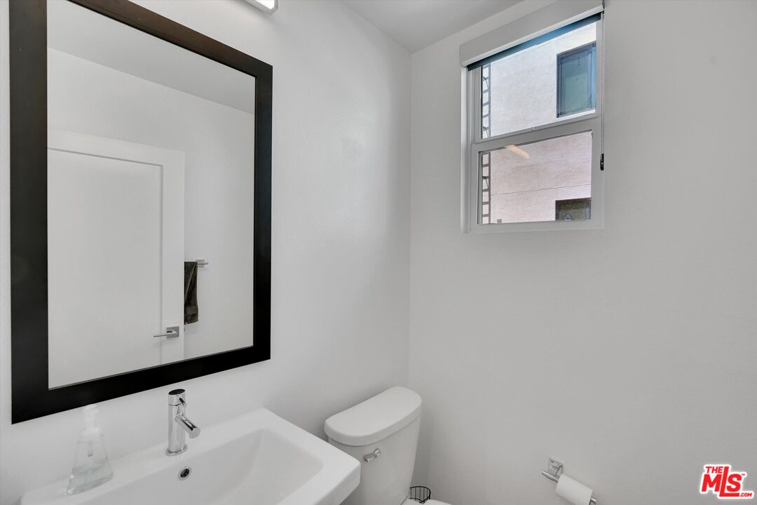 2927 West Exposition Place, Unit 3 Los Angeles, CA 90018 - Photo 12 of 44