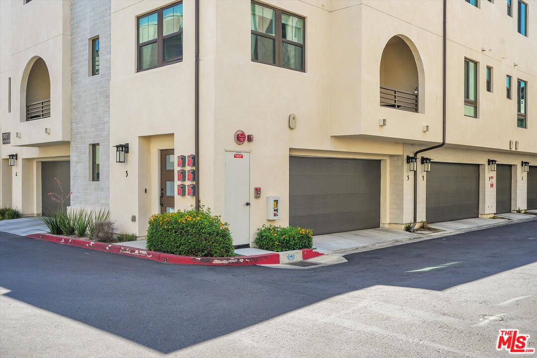 2927 West Exposition Place, Unit 3 Los Angeles, CA 90018 - Photo 34 of 44