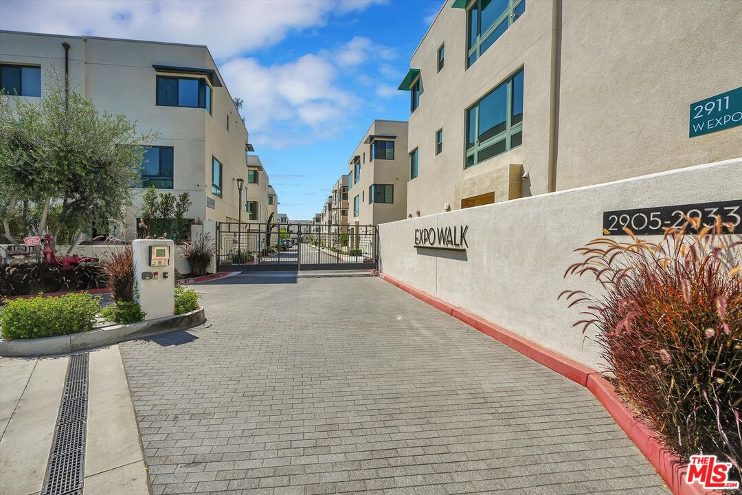 2927 West Exposition Place, Unit 3 Los Angeles, CA 90018 - Photo 4 of 44