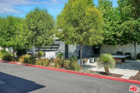 $829,000 | 2927 West Exposition Place, Unit 3, Los Angeles, CA 90018