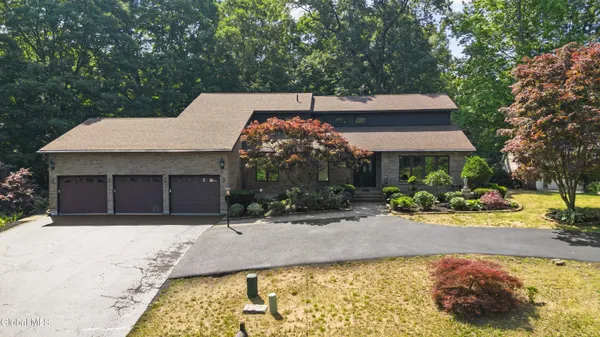 $689,900 | 34 Oak Tree Lane, Colonie, NY 12309