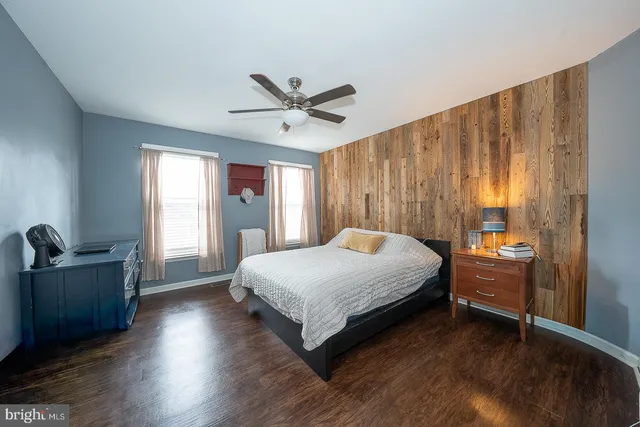 a view of a house with backyard and garden