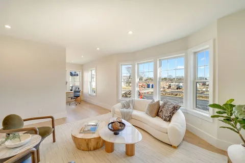 $1,659,000 | 12 Depot Road, Unit 101, Westhampton Beach, NY 11978