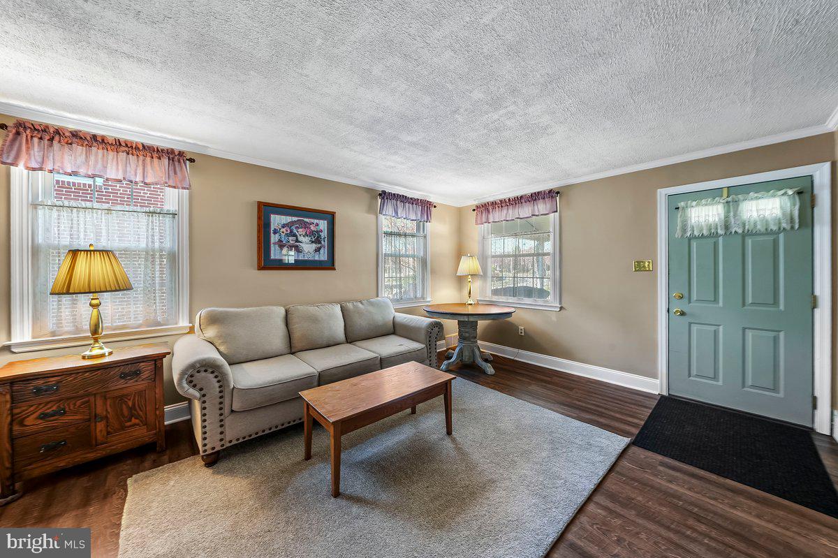 114 Lakeview Drive Ridley Park, PA 19078 - Photo 3 of 37 a living room with furniture and a lamp