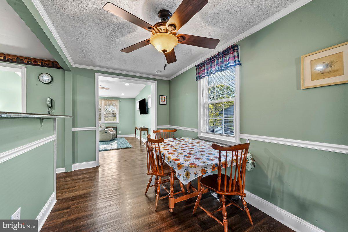114 Lakeview Drive Ridley Park, PA 19078 - Photo 5 of 37 a dining room with furniture and window