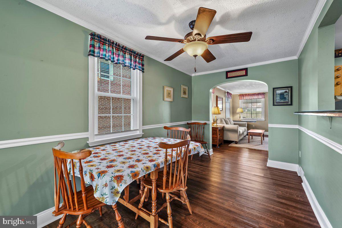 114 Lakeview Drive Ridley Park, PA 19078 - Photo 6 of 37 a view of a livingroom and dining room