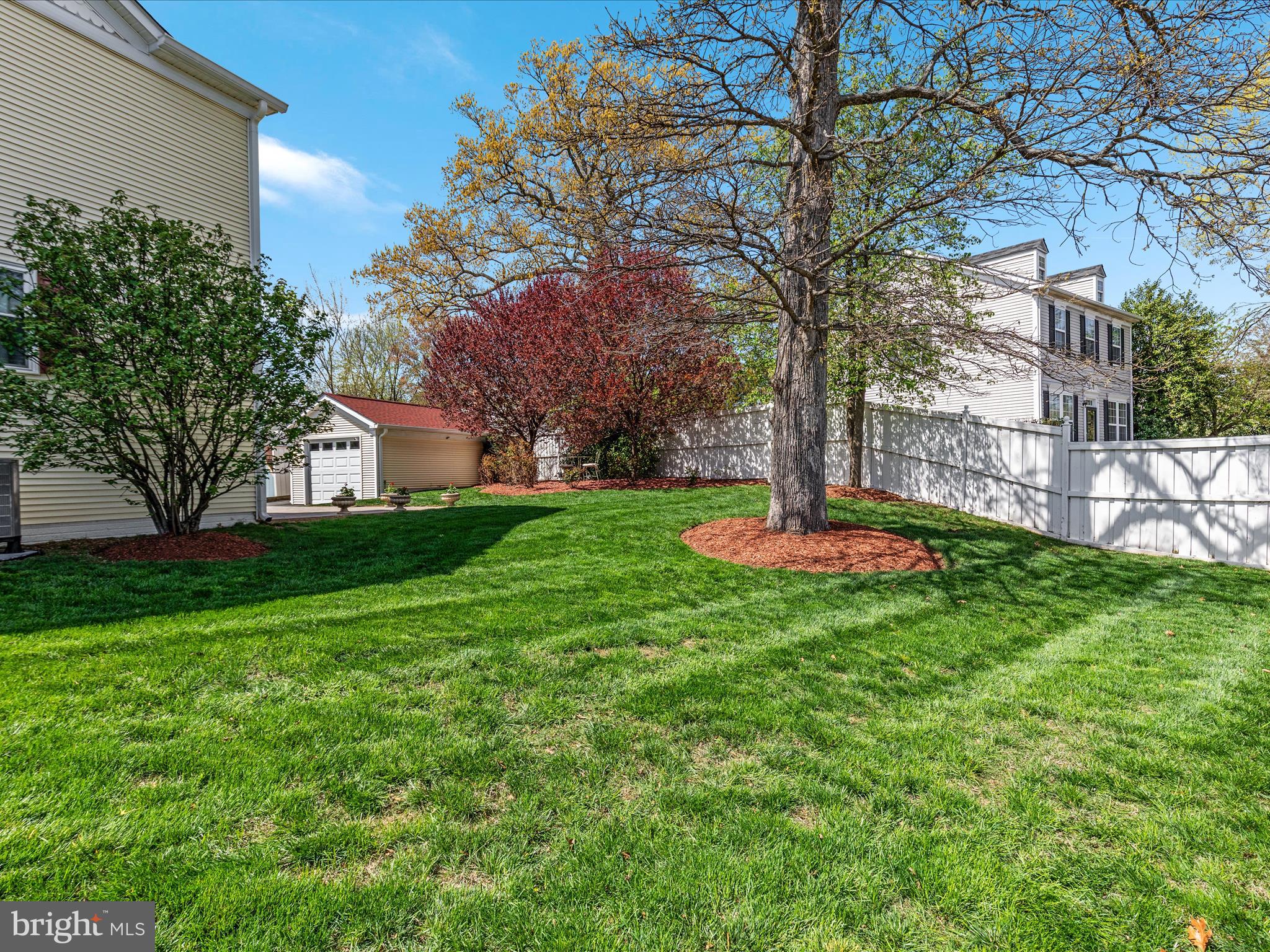 772 3rd Street Herndon, VA 20170 - Photo 4 of 52 a view of a garden with plants