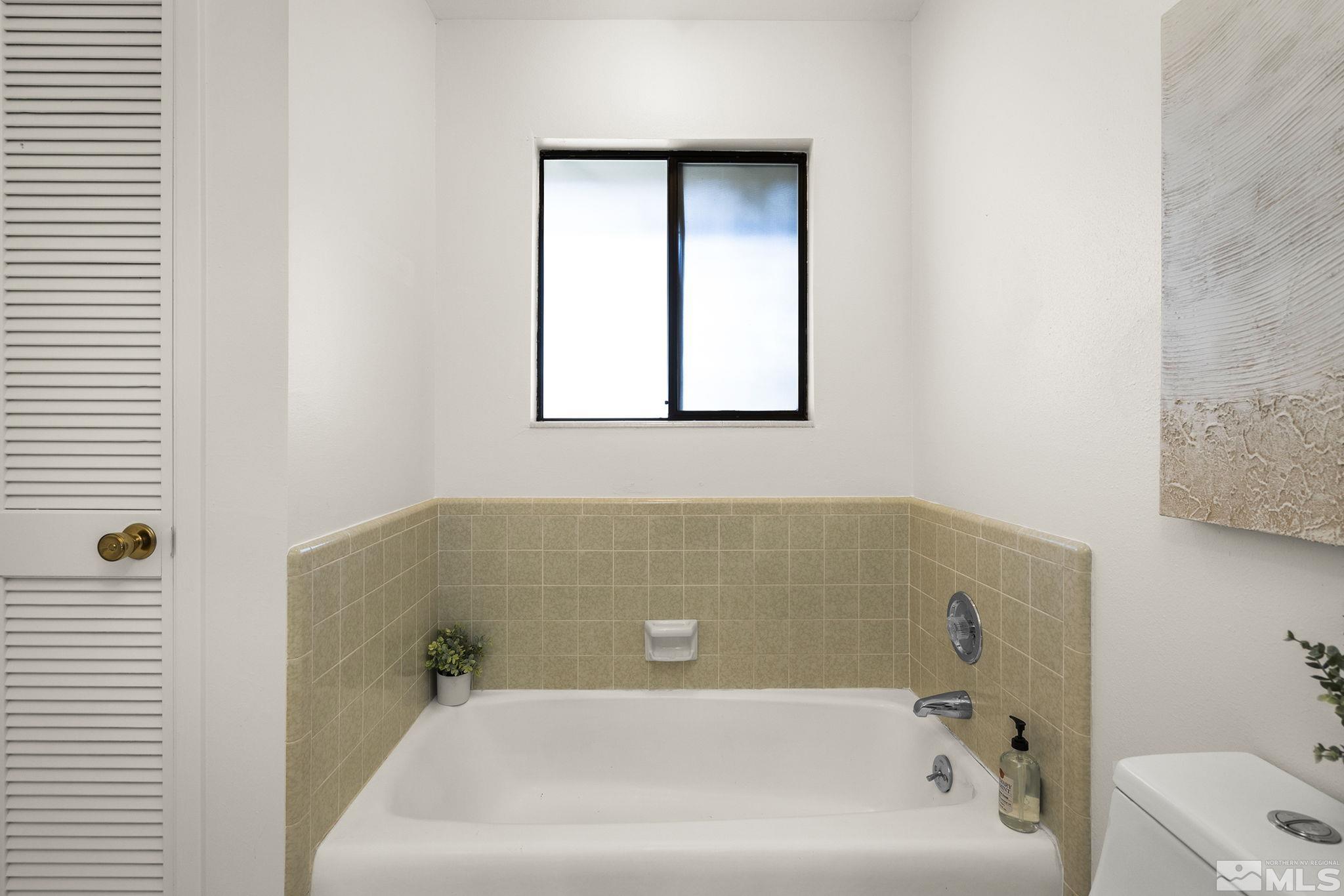 1680 Hunter Lake Drive Reno, NV 89509 - Photo 16 of 26 a bathroom with a bathtub