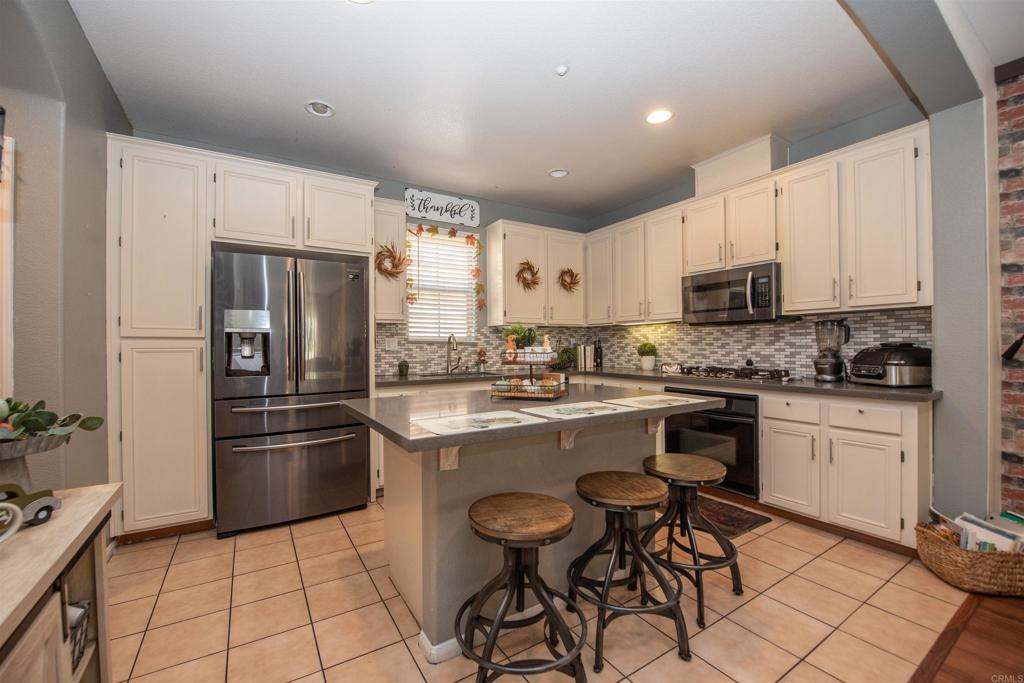 2264 Huntington Point Road, Unit 104 Chula Vista, CA 91914 - Photo 16 of 56 Eat in Kitchen