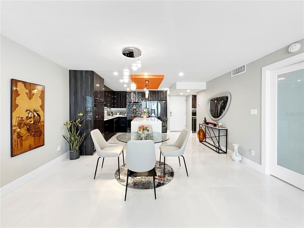 101 South Gulfstream Avenue, Unit 9C Sarasota, FL 34236 - Photo 12 of 24 a view of a livingroom with furniture and a potted plant