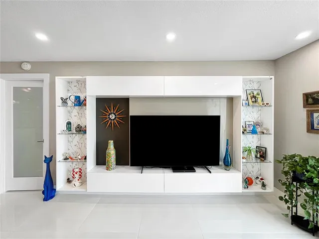 $485,000 | 101 South Gulfstream Avenue, Unit 9C, Sarasota, FL 34236