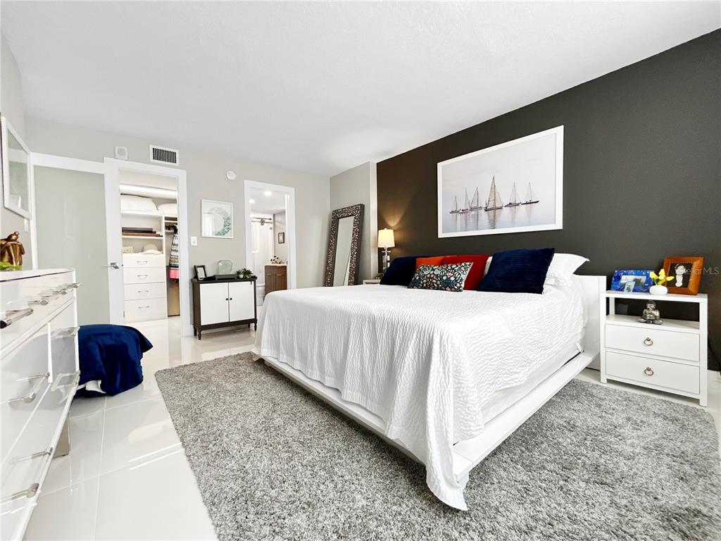 101 South Gulfstream Avenue, Unit 9C Sarasota, FL 34236 - Photo 19 of 24 a bedroom with a bed and a large mirror