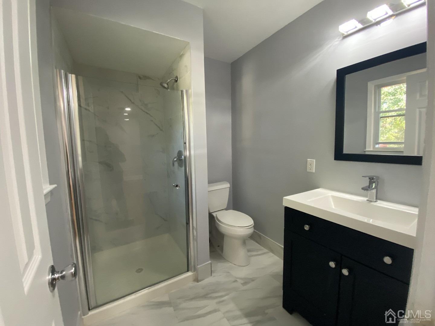 34 Hillsdale Road Edison, NJ 08820 - Photo 5 of 6 a bathroom with a toilet a sink and a mirror