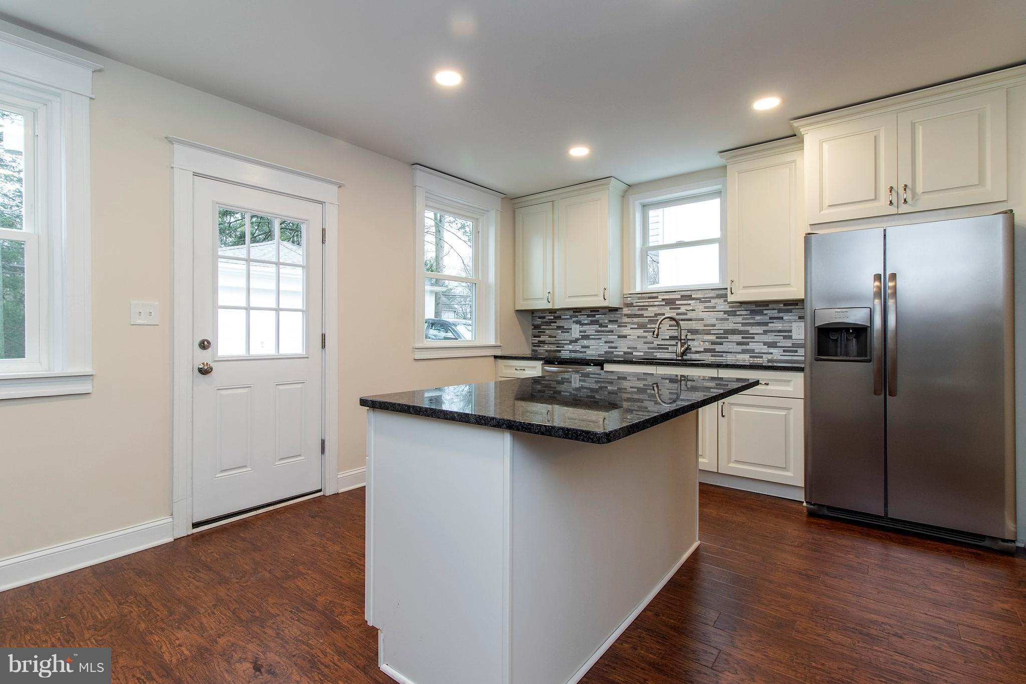 630 Arbor Road Cheltenham, PA 19012 - Photo 9 of 24 Kitchen with Islandand Breakfast Bar