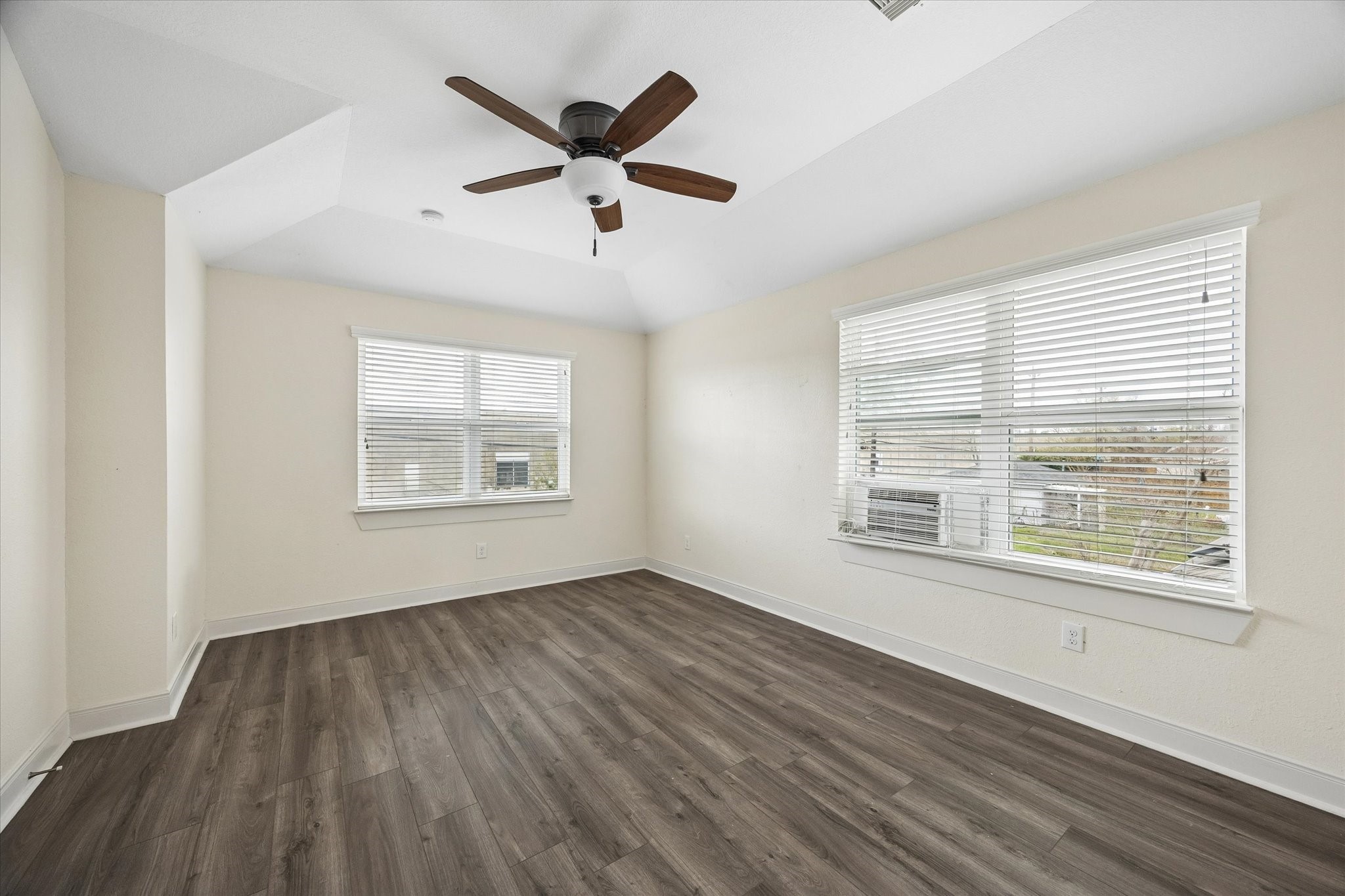 6529 Rolla Street Houston, TX 77055 - Photo 19 of 28 The second of two bedrooms upstairs.