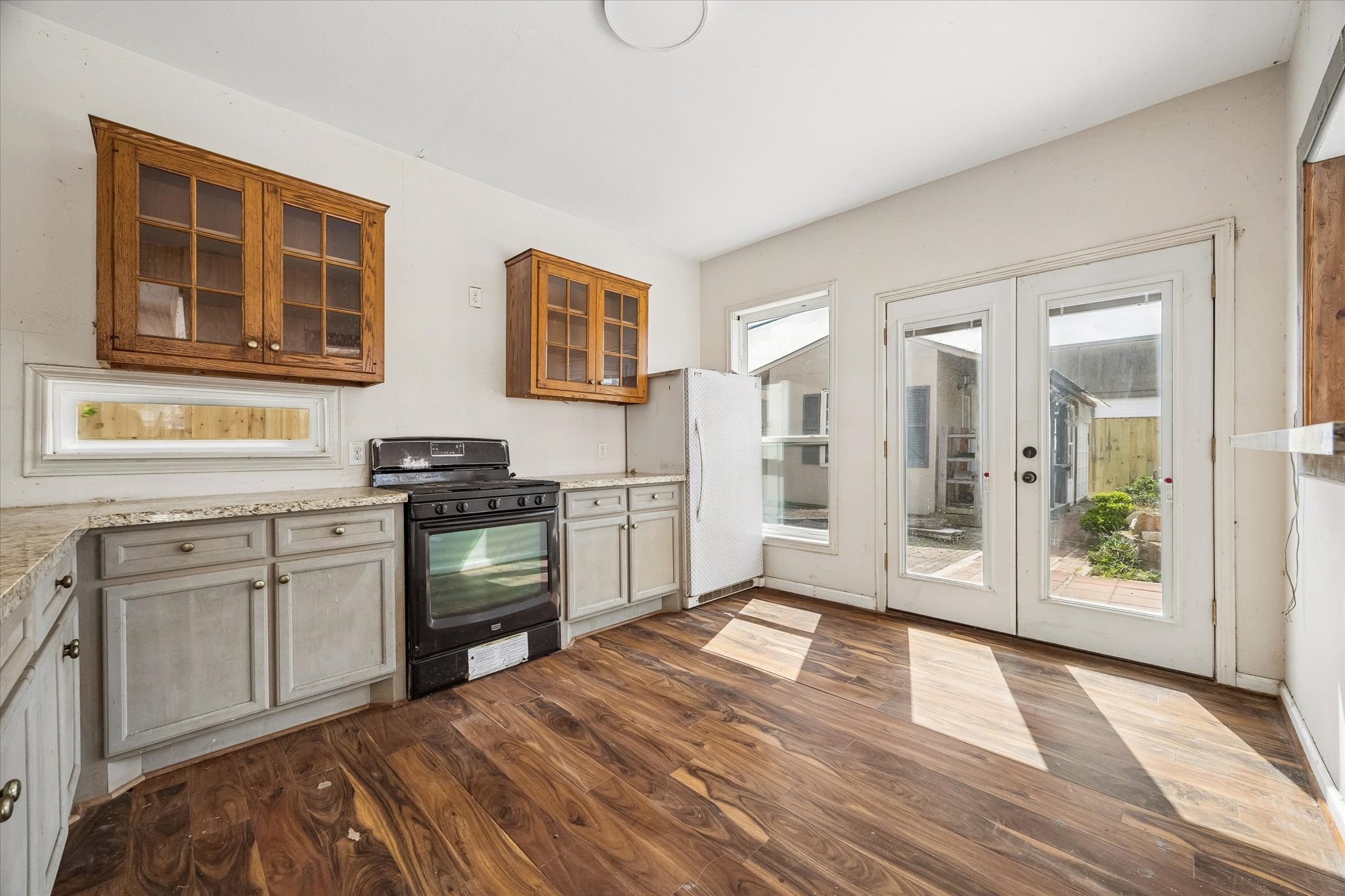6529 Rolla Street Houston, TX 77055 - Photo 23 of 28 A secondary, outdoor kitchen with refrigerator and range.