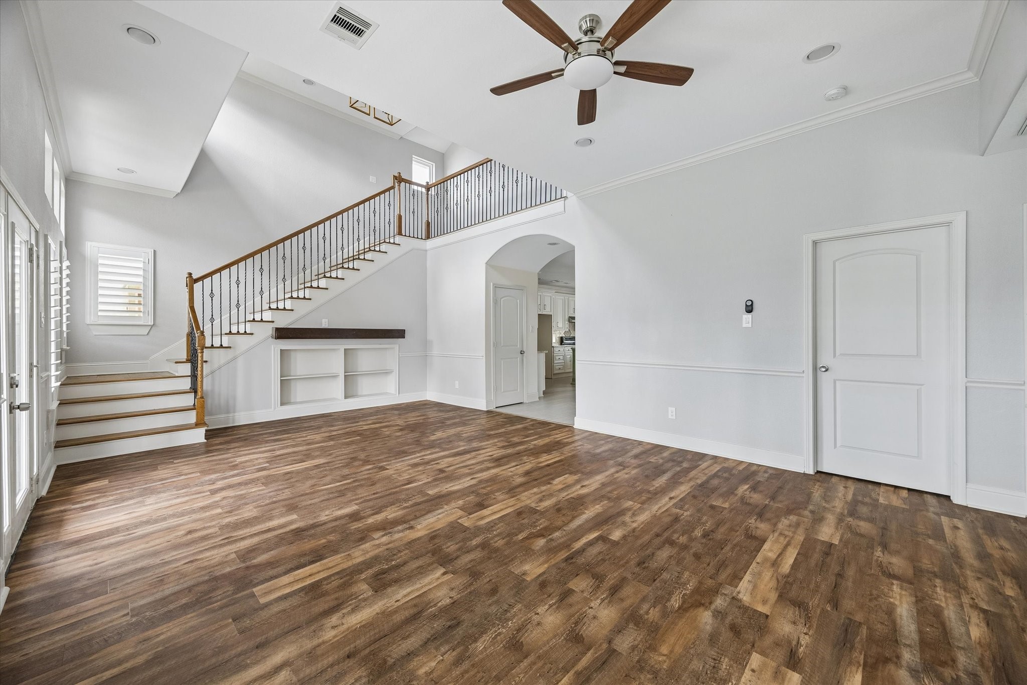 6529 Rolla Street Houston, TX 77055 - Photo 4 of 28 The spacious living room flow seamlessly into the kitchen perfect for everyday living or entertaining.