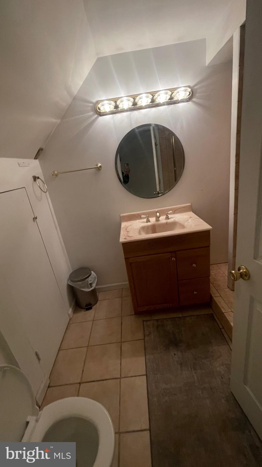 14764 Courtlandt Heights Road Woodbridge, VA 22193 - Photo 6 of 17 a room with a sink and a mirror