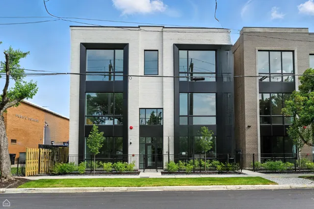 $3,350 | 1304 South Ashland Avenue, Unit 200, Chicago, IL 60608