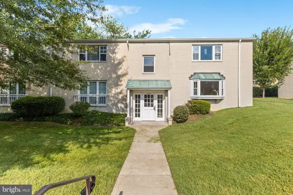$2,000 | 2910 Peyton Randolph Drive, Unit 169, Falls Church, VA 22044
