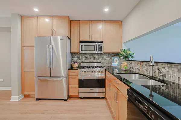 $299,900 | 2004 Waverly Lane, Algonquin, IL 60102