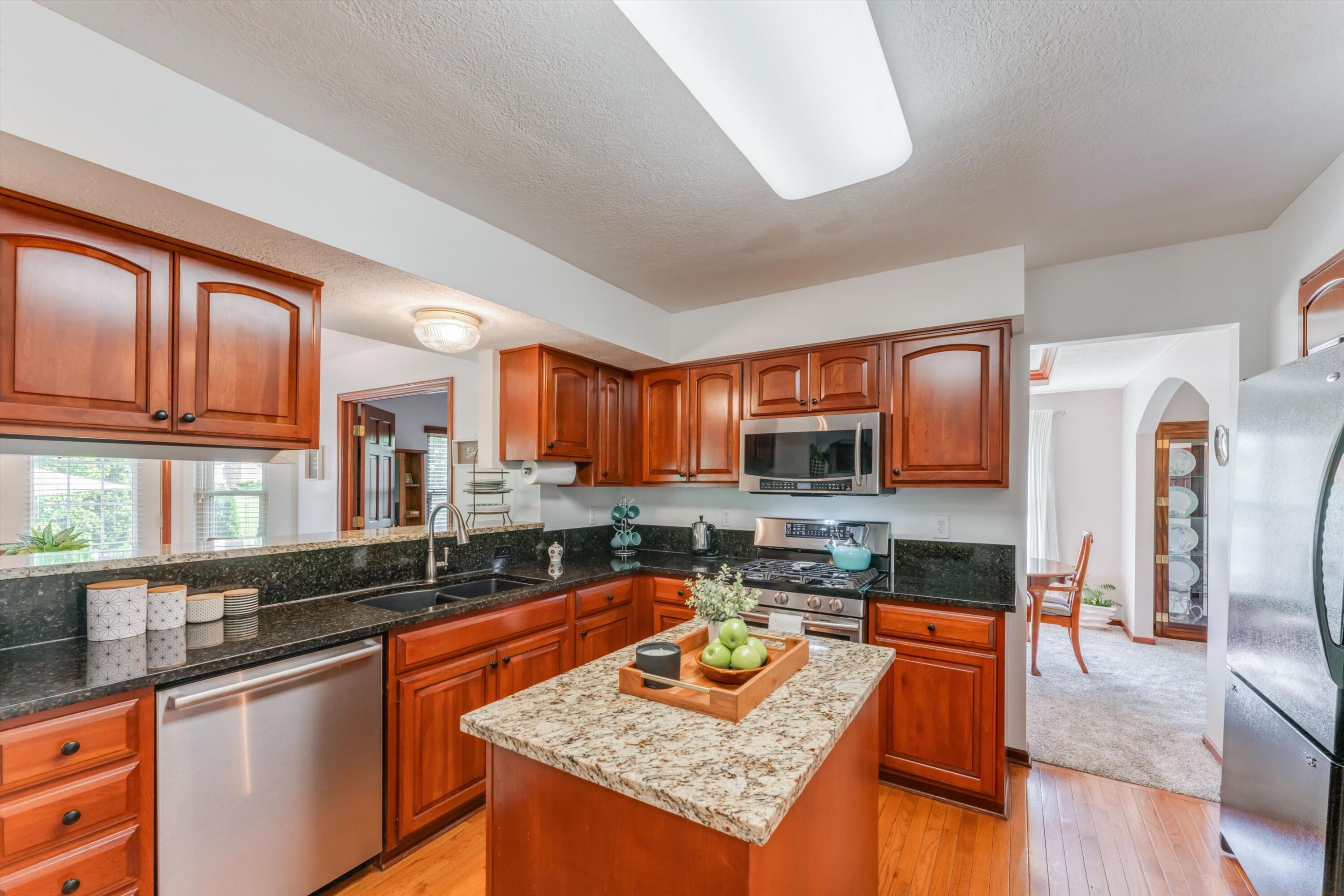 358 Beecher Road Columbus, OH 43230 - Photo 8 of 39 G_Gahanna_358BeecherRoad_Kitchen (4)