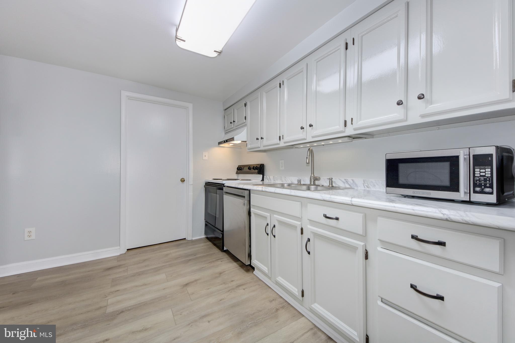 2007 B Kalorama Road Northwest, Unit B Washington, DC 20009 - Photo 7 of 38 Bright galley kitchen